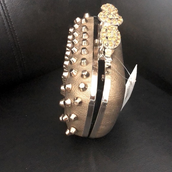 Skulls knuckles ring handles, rhinestone spikes studded clutch. - Picture 5 of 8